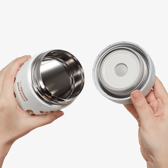 Tight-fitted lid with gasket seals tightly to minimize leaks and maximize heat retention